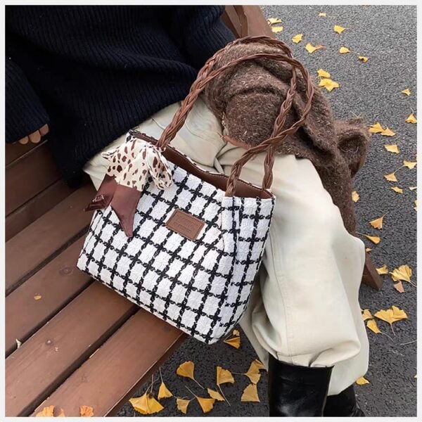 Shoulder tote bag aesthetic look